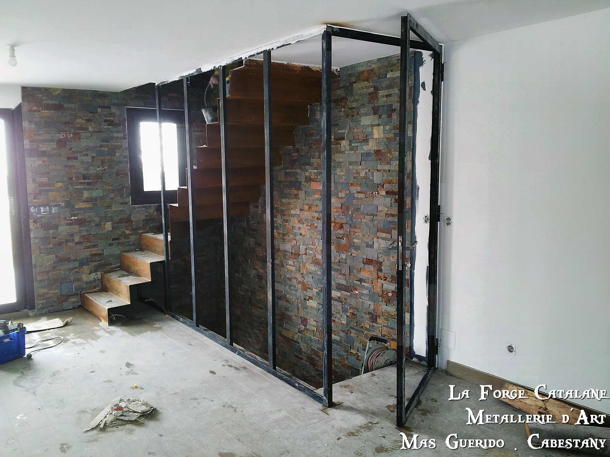 Escalier marches suspendues sans limons apparents forge catalane 22.jpg